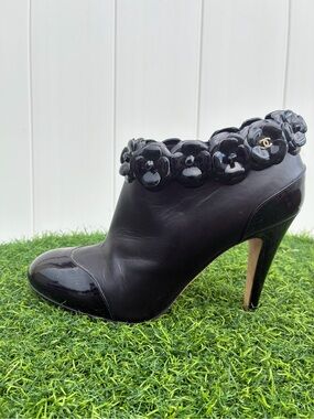 CHANEL CC LOGO CAMELLIA TRIM BLACK PAT. LEATHER & CALF HEELED BOOTIES SZ 38.5